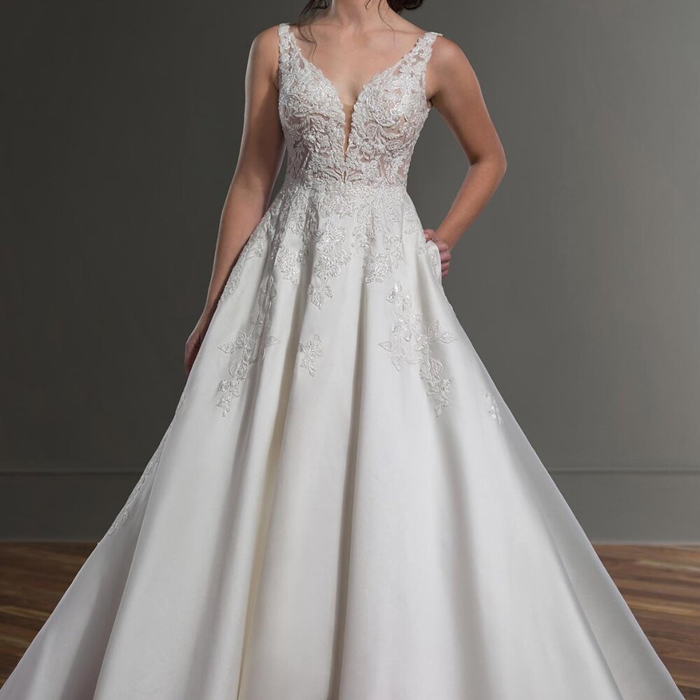 1075 Wedding Dress by Martina Liana - Boutique Sample